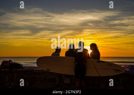 FRANCE. PYRÉNÉES ATLANTIQUES (64) BIARRITZ. SURFEURS AU COUCHER DU SOLEIL SUR LA PLAGE DE LA CÔTE DES BASQUES Banque D'Images