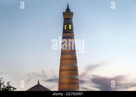 Soirée, complexe Islam Khoja : mosquée et minaret, Khiva, Ouzbékistan Banque D'Images