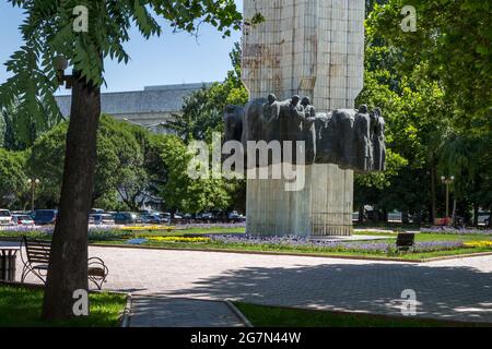 Monument de l'amitié populaire commémorant le 100e anniversaire de l'entrée du Kirghizistan avec la Russie, 1974, dans le parc, sur la perspective de Chui, place Ala-too Bi Banque D'Images