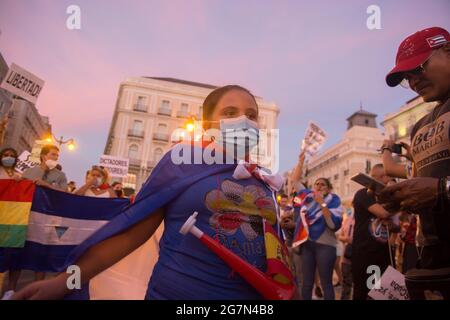 La présidente de la Communauté de Madrid, Isabel Díaz Ayuso, A décidé d'illuminer la façade de la véritable Casa de Correos de la Puerta del sol - siège de la présidence régionale - avec les couleurs du drapeau cubain de ce soir et jusqu'à ce qu'ils durent les manifestations de l'île dans les rues en faveur du peuple cubain et contre la dictature. Isabel Díaz Ayuso souhaite soutenir activement la lutte pour la liberté dans le pays des Caraïbes par l'institution régionale. Les sources dans son environnement qualifient comme "inhabituelles" que le gouvernement de l'Espagne ne veut pas reconnaître que le droit cubain Banque D'Images