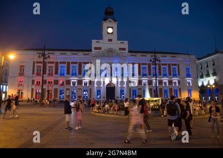 La présidente de la Communauté de Madrid, Isabel Díaz Ayuso, A décidé d'illuminer la façade de la véritable Casa de Correos de la Puerta del sol - siège de la présidence régionale - avec les couleurs du drapeau cubain de ce soir et jusqu'à ce qu'ils durent les manifestations de l'île dans les rues en faveur du peuple cubain et contre la dictature. Isabel Díaz Ayuso souhaite soutenir activement la lutte pour la liberté dans le pays des Caraïbes par l'institution régionale. Les sources dans son environnement qualifient comme "inhabituelles" que le gouvernement de l'Espagne ne veut pas reconnaître que le droit cubain Banque D'Images