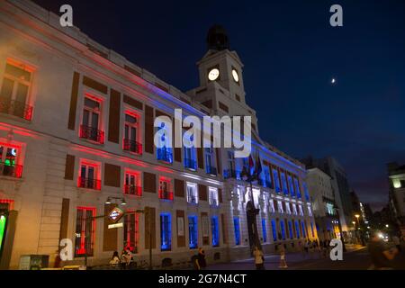 La présidente de la Communauté de Madrid, Isabel Díaz Ayuso, A décidé d'illuminer la façade de la véritable Casa de Correos de la Puerta del sol - siège de la présidence régionale - avec les couleurs du drapeau cubain de ce soir et jusqu'à ce qu'ils durent les manifestations de l'île dans les rues en faveur du peuple cubain et contre la dictature. Isabel Díaz Ayuso souhaite soutenir activement la lutte pour la liberté dans le pays des Caraïbes par l'institution régionale. Les sources dans son environnement qualifient comme "inhabituelles" que le gouvernement de l'Espagne ne veut pas reconnaître que le droit cubain Banque D'Images