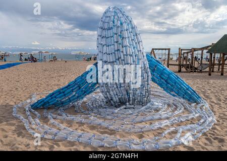 Breeching de baleine bleue fait d'anciennes bouteilles en plastique pour mettre l'accent sur les questions environnementales, lac Kapriz Issyk Kul Resort, Kirghizistan, Banque D'Images