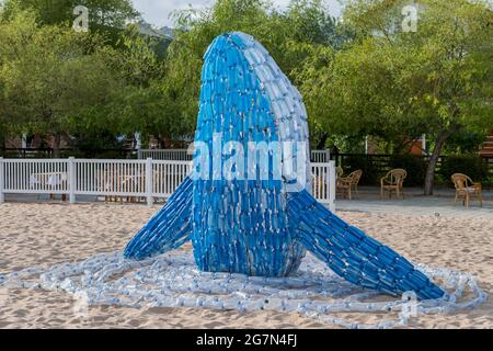 Breeching de baleine bleue fait d'anciennes bouteilles en plastique pour mettre l'accent sur les questions environnementales, lac Kapriz Issyk Kul Resort, Kirghizistan, Banque D'Images