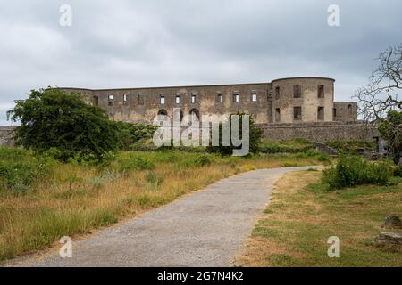 Un vieux château avec un ciel spectaculaire en arrière-plan. Les ruines du château de Borgholm sur l'île Oland de la mer Baltique Banque D'Images