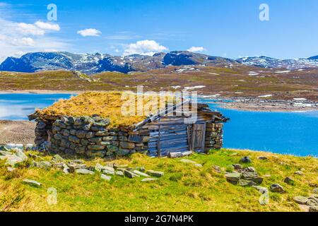 Magnifique panorama sur le lac Vavatn vue sur le paysage brut des cottages et des montagnes avec de la neige pendant l'été à Hemsedal Norvège. Banque D'Images