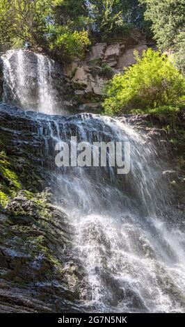 Devechi Kosy ou jeunes filles Braid Waterfall, due à la ressemblance aux cheveux tressés, Djeti-Oguz gorge, Karagat, Kirghizistan Banque D'Images