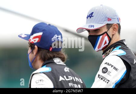 Esteban Ocon d'Alpine s'entretient avec son coéquipier Fernando Alonso avant le Grand Prix britannique de Silverstone, à Towcester. Date de la photo : jeudi 15 juillet 2021. Banque D'Images