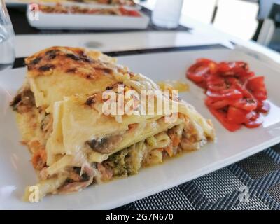 Vue détaillée de plat végétarien, lasagnes de légumes, avec brocoli, carottes, courgette, épinards, champignons et tomates... Banque D'Images