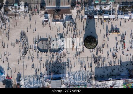 Vladivostok, Russie - 1er janvier 2020 : paysage urbain d'hiver, vue de dessus de la place de la ville. Banque D'Images