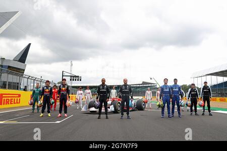 Les pilotes lors du lancement de la nouvelle voiture de Formule 1 2022 devant le Grand Prix britannique à Silverstone, à Towcester. Date de la photo : jeudi 15 juillet 2021. Banque D'Images