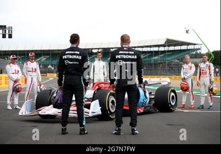 Les pilotes lors du lancement de la nouvelle voiture de Formule 1 2022 devant le Grand Prix britannique à Silverstone, à Towcester. Date de la photo : jeudi 15 juillet 2021. Banque D'Images