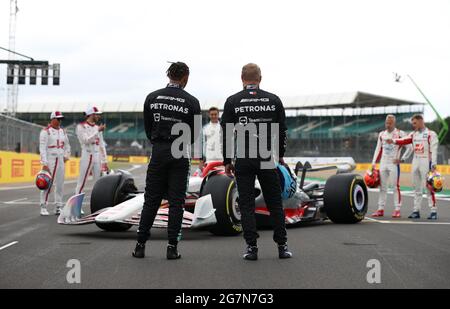 Valtteri Bottas et Lewis Hamilton, pilotes de Mercedes, lors du lancement de la nouvelle voiture de Formule 1 2022 devant le Grand Prix britannique à Silverstone, à Towcester. Date de la photo : jeudi 15 juillet 2021. Banque D'Images