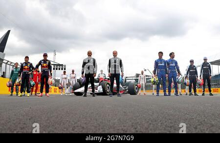 Les pilotes lors du lancement de la nouvelle voiture de Formule 1 2022 devant le Grand Prix britannique à Silverstone, à Towcester. Date de la photo : jeudi 15 juillet 2021. Banque D'Images