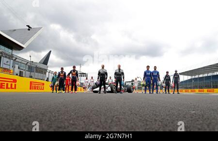 Les pilotes lors du lancement de la nouvelle voiture de Formule 1 2022 devant le Grand Prix britannique à Silverstone, à Towcester. Date de la photo : jeudi 15 juillet 2021. Banque D'Images