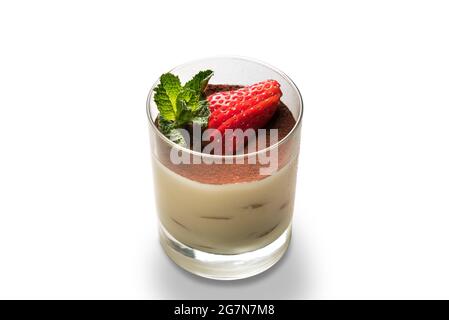 Tiramisu dessert en verre avec des tranches de fraises et des feuilles de menthe, taille de portion de singol isolée sur blanc, espace de copie Banque D'Images