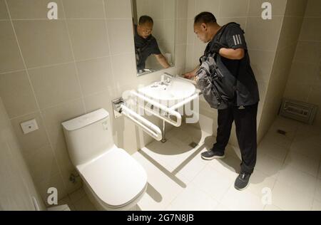 Pékin, Chine. 15 juillet 2021. Des experts vérifient les toilettes sans barrière du village des athlètes pour les Jeux paralympiques d'hiver de 2022 à Beijing dans le district de Yanqing, dans le nord-ouest de Beijing, en Chine, le 15 juillet 2021. Crédit: Li Xin/Xinhua/Alay Live News Banque D'Images