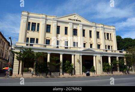 YANGON, MYANMAR (BIRMANIE) - 25 octobre 2014 : l'hôtel Strand à Yangon, un hôtel de luxe qui a ouvert ses portes en 1901. Banque D'Images