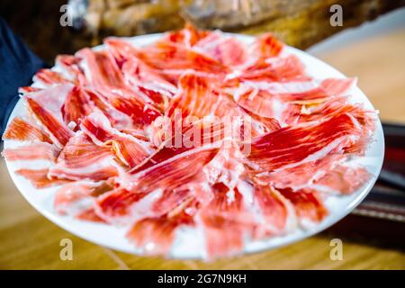 Assiette de délicieux jambon ibérique. Tranches appétissantes de jambon ibérique. Jambon ibérique nourri à l'Acorn. PATA negra, vision spectaculaire du jambon en tranches. Espagnol typique Banque D'Images