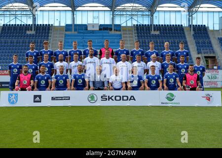 Mlada Boleslav, République tchèque. 15 juillet 2021. Séance photo officielle de Mlada Boleslav avant le début de la première ligue tchèque et de la ligue européenne de l'UEFA 2021-2022. En bas à gauche: JAN SEDA, TOMAS LADRA, JIRI SKALAK, MAREK MATEJSKY, JOSEF DUFEK (président de FK Mlada Boleslav), KAREL JAROLIM (entraîneur-chef), MAREK SUCHY, ONDREJ KARAIFIAT, MILAN SKODA, PAVEL HALOUSKA. AU MILIEU À GAUCHE : DAVID DOUDERA, EWERTON PAIXAO DA SILVA, LADISLAV MUZIK, VACLAV STEPAN, MAREK MANDELBAUM, LUKAS MAGERA, OLDRICH PARIZEK, BORIS KOCI, MAREK KULIC, VACLAV KUBICEK, DAVID PECH, DOMINIK MASEK, MICHAL HONIG. Haut fr Banque D'Images