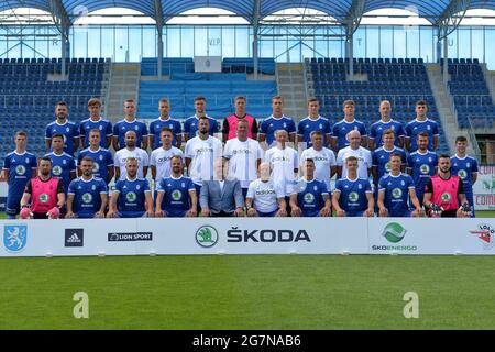 Mlada Boleslav, République tchèque. 15 juillet 2021. Séance photo officielle de Mlada Boleslav avant le début de la première ligue tchèque et de la ligue européenne de l'UEFA 2021-2022. En bas à gauche: JAN SEDA, TOMAS LADRA, JIRI SKALAK, MAREK MATEJSKY, JOSEF DUFEK (président de FK Mlada Boleslav), KAREL JAROLIM (entraîneur-chef), MAREK SUCHY, ONDREJ KARAIFIAT, MILAN SKODA, PAVEL HALOUSKA. AU MILIEU À GAUCHE : DAVID DOUDERA, EWERTON PAIXAO DA SILVA, LADISLAV MUZIK, VACLAV STEPAN, MAREK MANDELBAUM, LUKAS MAGERA, OLDRICH PARIZEK, BORIS KOCI, MAREK KULIC, VACLAV KUBICEK, DAVID PECH, DOMINIK MASEK, MICHAL HONIG. Haut fr Banque D'Images