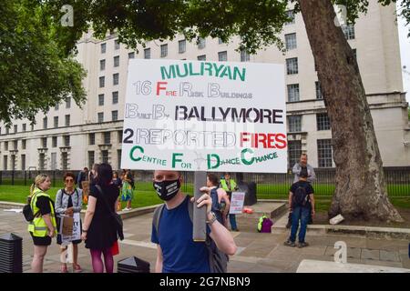 Londres, Royaume-Uni. 15 juillet 2021. Les locataires et les locataires se sont rassemblés à l'extérieur de Downing Street pour exiger du gouvernement britannique et des promoteurs qu'ils paient pour l'élimination des revêtements dangereux et pour l'amélioration de la sécurité incendie dans les bâtiments, un problème qui est resté d'une importance vitale depuis la catastrophe de Grenfell en 2017. (Crédit : Vuk Valcic / Alamy Live News) Banque D'Images