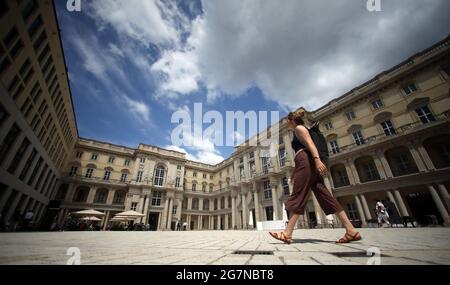 Berlin, Allemagne. 15 juillet 2021. Une femme marche à travers le Schlüterhof du Forum Humboldt. Le Palais de Berlin reconstruit ouvre le 20 juillet avec plusieurs expositions. Le centre culturel, artistique et scientifique de 670 millions d'euros ouvre, entre autres, les expositions "terriblement belles. Elephant - Man - Ivory (exposition spéciale), « After nature » (Université Humboldt), « Berlin Global » (Musée de la ville, projets culturels), « Take a Seat! » (exposition pour enfants). Le Musée ethnologique et le Musée d'Art asiatique suivront en septembre. Credit: Wolfgang Kumm/dpa/Alay Live News Banque D'Images