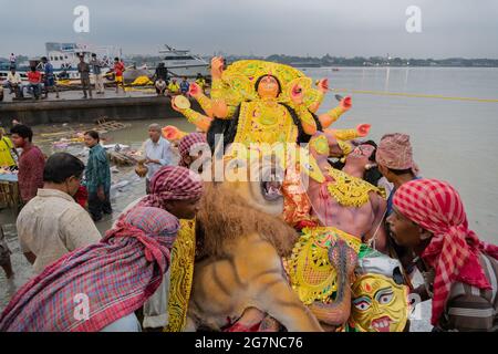 KOLKATA, BENGALE-OCCIDENTAL, INDE - 30 SEPTEMBRE 2017 : l'idole de la Déesse Durga est immergée dans le Saint Gange, appelé 'bisorjon'. L'événement est célébré Banque D'Images