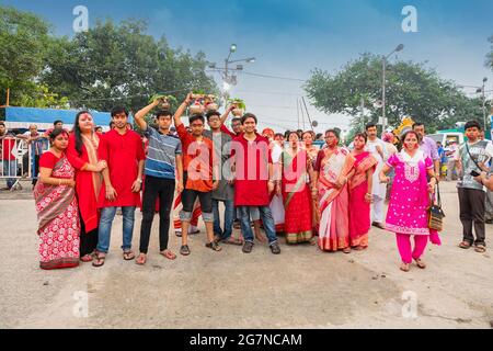 KOLKATA, BENGALE-OCCIDENTAL, INDE - 30 SEPTEMBRE 2017 : des dévots hindous vêtus de vermillion priant à l'idole de la déesse Durga sur la rive de la rivière Sainte Gange Banque D'Images