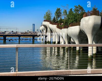 New York, NY, USA - 15 juillet 2021 : gros plan des gousses de béton utilisées pour soutenir un nouveau parc sur le fleuve Hudson, à l'ouest de Manhattan Banque D'Images