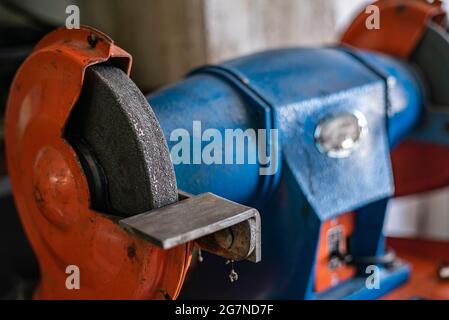 Détail de la machine à meuler bleue dans un atelier Banque D'Images