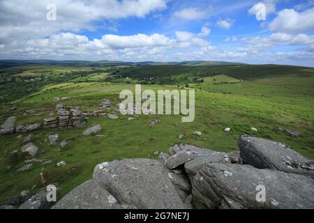 Vue d'été Yar tor vers Babeny, parc national de Dartmoor, Devon, Angleterre, Royaume-Uni Banque D'Images