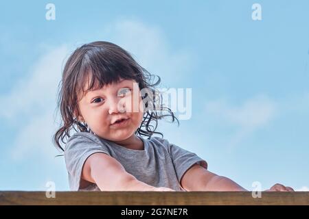 Gros plan portrait d'une petite fille asiatique souriante aux cheveux noirs Banque D'Images