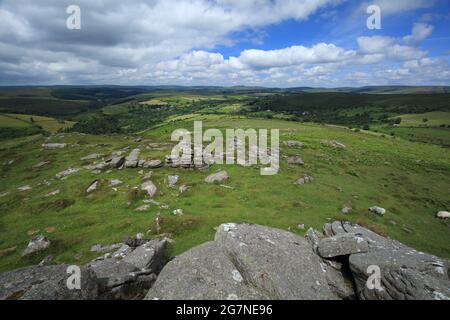 Vue d'été Yar tor vers Babeny, parc national de Dartmoor, Devon, Angleterre, Royaume-Uni Banque D'Images