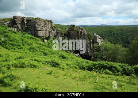 Vue d'été sur Bench tor, parc national de Dartmoor, Devon, Angleterre, Royaume-Uni Banque D'Images