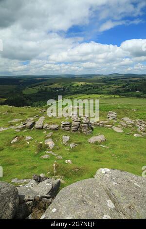 Vue d'été Yar tor vers Babeny, parc national de Dartmoor, Devon, Angleterre, Royaume-Uni Banque D'Images