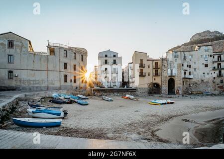 Beau vieux port avec des bateaux de pêche en bois, des maisons en pierre de front de mer colorées et une plage de sable à Cefalu, Sicile, Italie.attrayant paysage urbain d'été, Banque D'Images