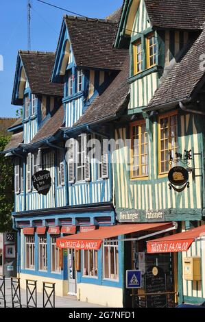 NORMANDIE. CALVADOS (14). BEAUMONT-EN-AUGE. LE VILLAGE A ENCORE BEAUCOUP DE MAISONS TRADIONNAL. Banque D'Images