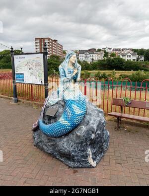 Sculpture de Sirène ebb et Flow, sur King's Parade, New Brighton, Wirral, Royaume-Uni. Créé par l'artiste local Barry Canning-Eaton et décoré par des enfants Banque D'Images