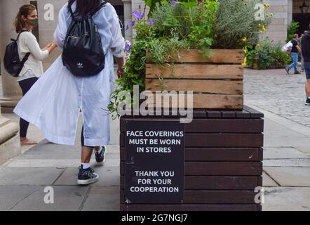 Londres, Royaume-Uni. 15 juillet 2021. Un panneau demandant aux gens de porter des masques dans les magasins de Covent Garden. Le port de revêtements de visage ne sera plus une exigence légale dans les magasins en Angleterre à partir du 19 juillet. (Crédit : Vuk Valcic / Alamy Live News) Banque D'Images