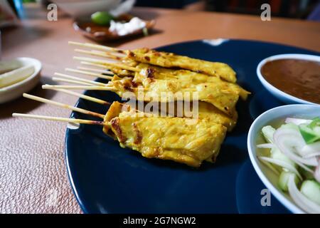 satay ou satay de porc, porc grillé avec sauce Banque D'Images