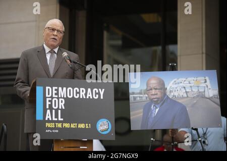 Washington, États-Unis. 15 juillet 2021. Lee Saunders, président de la Fédération américaine des employés d'État, de comté et de municipalité, s'exprime lors d'une conférence de presse avec les dirigeants de l'AFL-CIO pour discuter des questions relatives à l'injustice raciale dans le cadre du droit de vote et de l'autonomisation des travailleurs, à Washington, DC., le jeudi 15 juillet, 2021. Photo de Bonnie Cash/UPI crédit: UPI/Alay Live News Banque D'Images