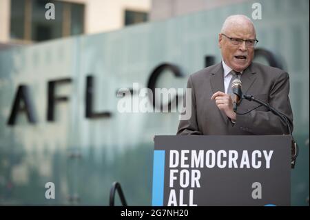 Washington, États-Unis. 15 juillet 2021. Lee Saunders, président de la Fédération américaine des employés d'État, de comté et de municipalité, s'exprime lors d'une conférence de presse avec les dirigeants de l'AFL-CIO pour discuter des questions relatives à l'injustice raciale dans le cadre du droit de vote et de l'autonomisation des travailleurs, à Washington, DC., le jeudi 15 juillet, 2021. Photo de Bonnie Cash/UPI crédit: UPI/Alay Live News Banque D'Images