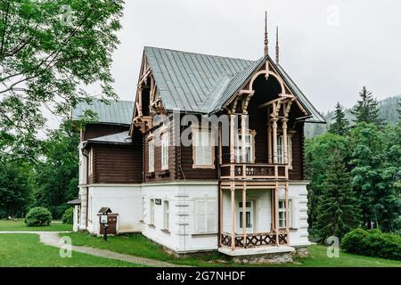 Karlova Studanka, République Tchèque-juillet 9,2021. Célèbre station thermale entourée de montagnes jéeniky.vue sur le bâtiment d'hébergement de Spa.traitement Banque D'Images