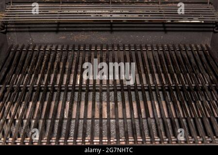 Ancienne texture de barbecue vide avec une couche épaisse de suie et de carbone. Grille sale barbecue treillis arrière-plan vue de dessus avec place pour le texte. Photo Dark Key Banque D'Images