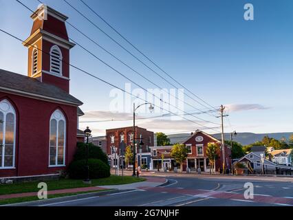 Vue en début de matinée du centre-ville de Manchester, Vermont pendant les mois d'été avec les montagnes Taconic en arrière-plan. Banque D'Images