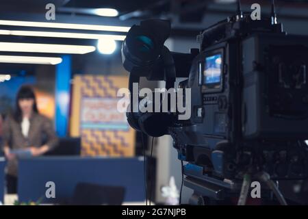 Concept de la scène. Caméraman travaillant sur le film interviewer personnes célèbres faisant des nouvelles en prenant un appareil photo professionnel. Banque D'Images