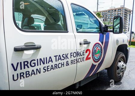 Florida Miami Surfside Virginia Urban Search & Rescue Task Force 2 véhicule mobile aidant Champlain Towers South condominium bâtiment s'effondrer Banque D'Images