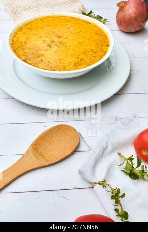 CUISINE PÉRUVIENNE, soupe traditionnelle à la minuta dans des bols blancs, vue de dessus. Banque D'Images