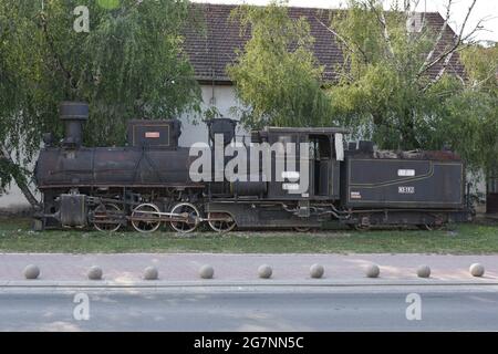 Exposition au musée d'une locomotive à vapeur à Belgrade, avec un fond de bouleaux Banque D'Images